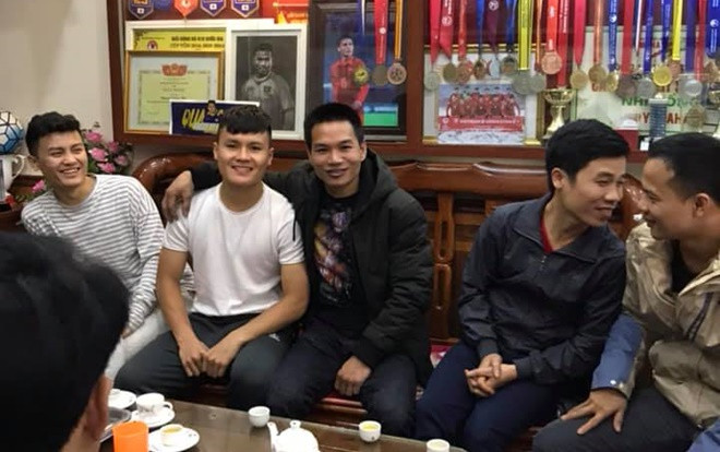 Không màu mè phô trương, Quang Hải tranh thủ trở về trong vòng tay bố mẹ và người thân sau chiến thắng tại AFF Cup 2018 Ảnh 2