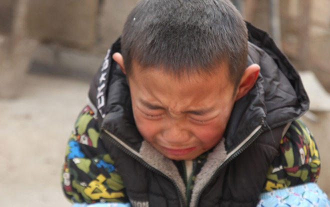 Bố mất, mẹ ôm tiền bỏ đi, bé trai 7 tuổi gào khóc cầu xin được vào trại trẻ mồ côi vì lý do cảm động này Ảnh 2