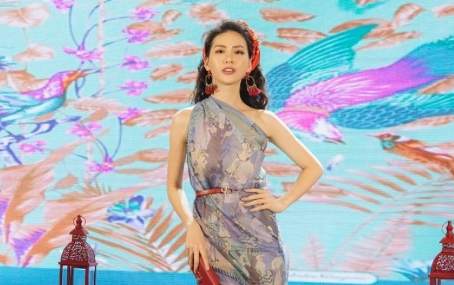 Quỳnh Hoa cùng dàn siêu mẫu 2018 gây ấn tượng khi quấn khăn làm áo Ảnh 2