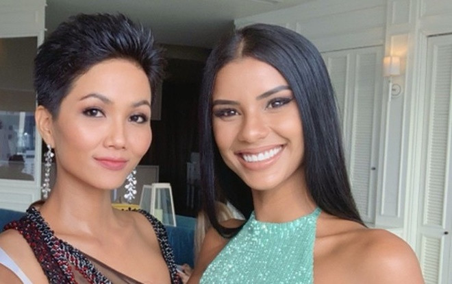 H’Hen Niê lên máy bay về nước, đại diện Nam Phi bịn rịn chia tay như 'couple' đang yêu Ảnh 2