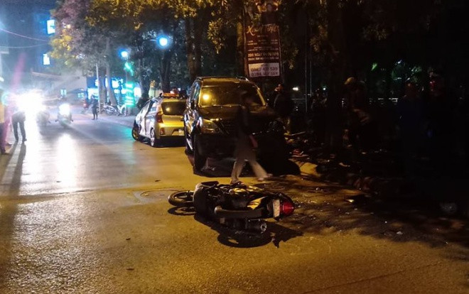 Người phụ nữ lái xe Lexus 7 chỗ gây tai nạn kinh hoàng ven hồ Tây, 6 người nhập viện cấp cứu Ảnh 2