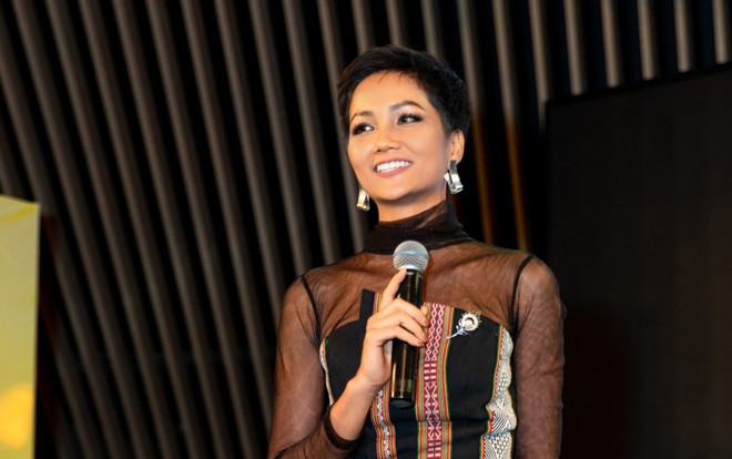 Vừa về đến Việt Nam, Hoa hậu H'Hen Niê tiếp tục khiến khán giả 'nức lòng' với hành động đẹp Ảnh 2