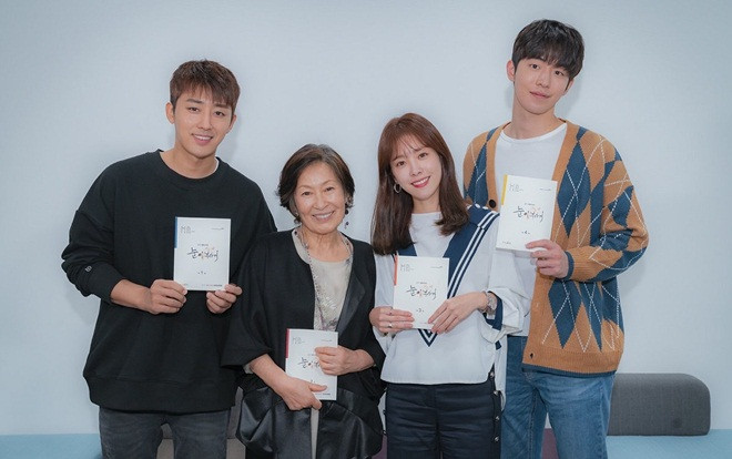 Han Ji Min trẻ đẹp, tương tác tốt với Nam Joo Hyuk và Son Ho Jun tại buổi đọc kịch bản 'Dazzling' Ảnh 2