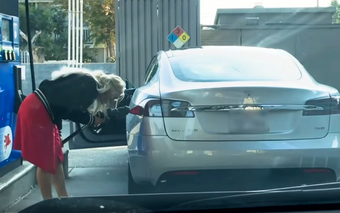 Mang xe điện Tesla đi đổ xăng, cô gái khiến cả thế giới phì cười vì sự ngây ngô của mình Ảnh 2