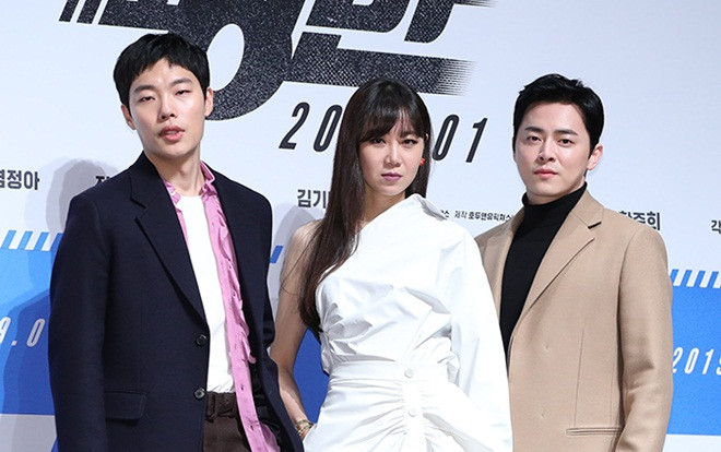 Họp báo 'Hit and Run': Gong Hyo Jin diện trang phục độc lạ, khoe dáng bên Jo Jung Suk - Ryu Jun Yeol Ảnh 2