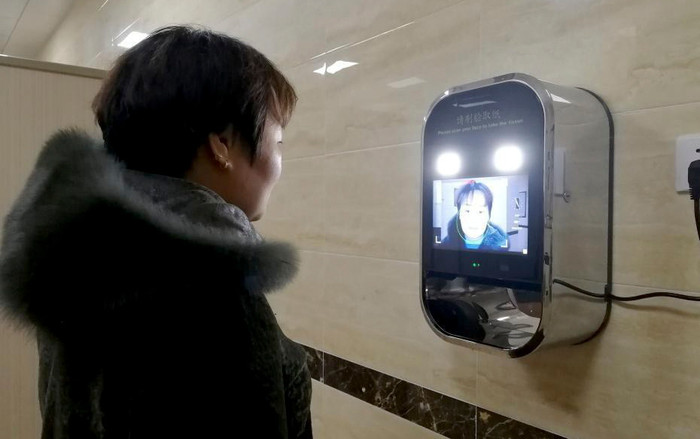 Nhà vệ sinh ở Trung Quốc lắp cả hệ thống quét khuôn mặt, ai quét xong mới cho lấy giấy vệ sinh Ảnh 2