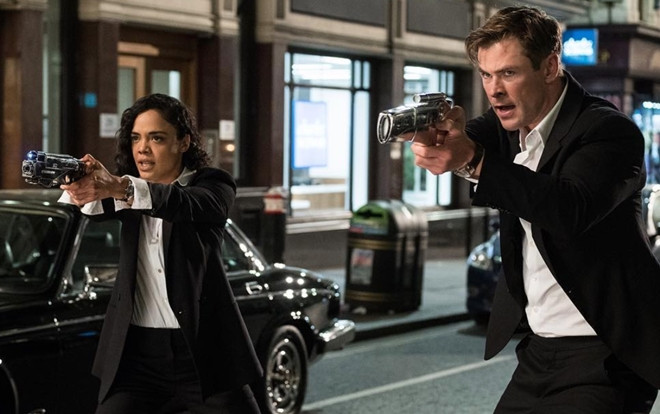 'Cặp đôi Thor' Chris Hemsworth và Tessa Thompson làm điệp viên áo đen trong trailer mới của 'Men in Black: International' Ảnh 2