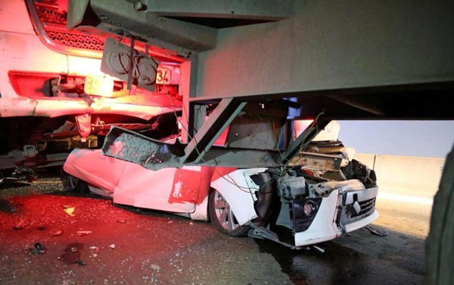 Kinh hoàng một ô tô bị 4 xe tải và container ép nát trên 'cầu tử thần' ở Sài Gòn Ảnh 2