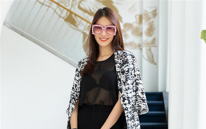 Diện áo xuyên thấu khoe khéo nội y, Lan Khuê lấy chồng rồi vẫn nóng bỏng vô đối Ảnh 2