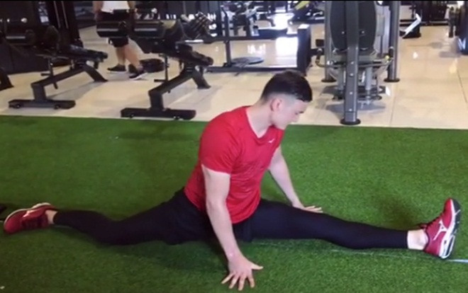Fan 'rớt hàm' khi thủ thành Đặng Văn Lâm ép dẻo trong phòng gym Ảnh 2