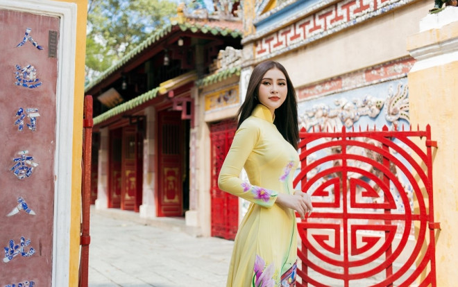 Bí quyết chọn áo dài màu rực rỡ du xuân, để nổi bật hết mà không hề lòe loẹt Ảnh 2