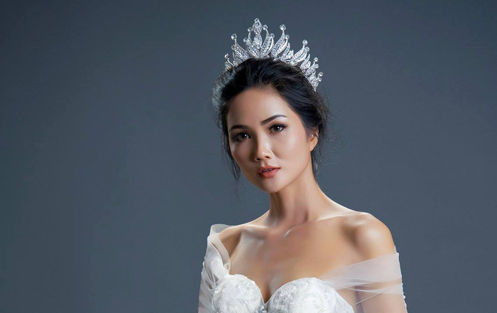 Tạm quên một H'Hen Niê cá tính đi, cô ấy cũng có lúc dịu dàng, nền nã thế này đây! Ảnh 2