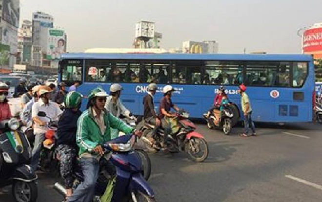Vi phạm luật giao thông gây tai nạn, tài xế xe buýt còn hổ báo cầm gậy sắt đòi tấn công người đi đường ở Sài Gòn Ảnh 2