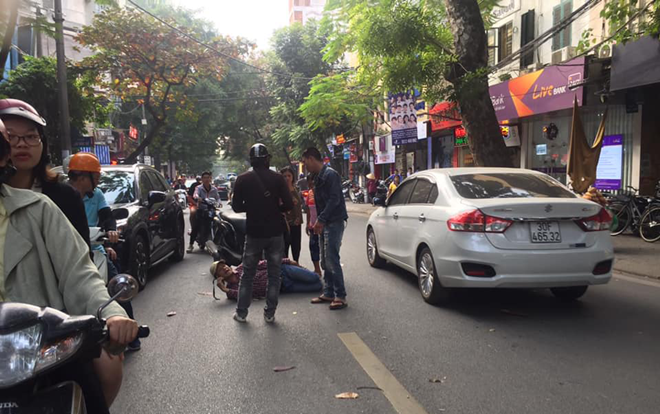 Nằm xuống đường như 'nàng tiên cá', bác tài xế gây sốc vì màn ăn vạ chẳng giống ai Ảnh 2