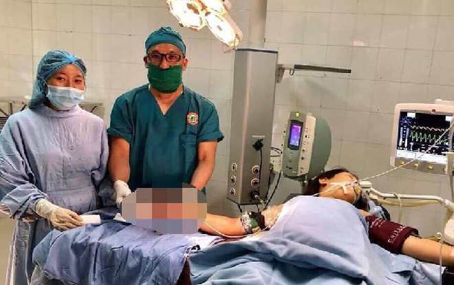 Phẫu thuật nối lại mu bàn tay bị đứt lìa vì bị cưa máy cắt ở Lâm Đồng Ảnh 2