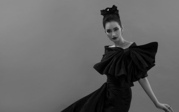 Trúc Diễm quyến rũ ma mị hóa thân thành 'đóa trà my' trong bộ ảnh đen, trắng Ảnh 2