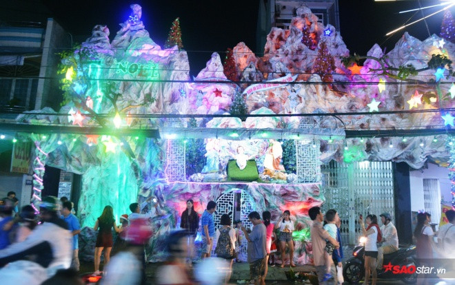 Hàng ngàn người đổ về xóm đạo lớn nhất Sài Gòn đón Giáng sinh sớm vào cuối tuần, đường phố kẹt cứng Ảnh 2
