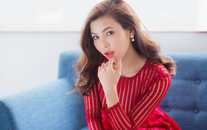 Nữ MC bị cư dân mạng 'ném đá' vì lối dẫn 'kém sang' trong lễ trao giải Quả bóng vàng là ai? Ảnh 2