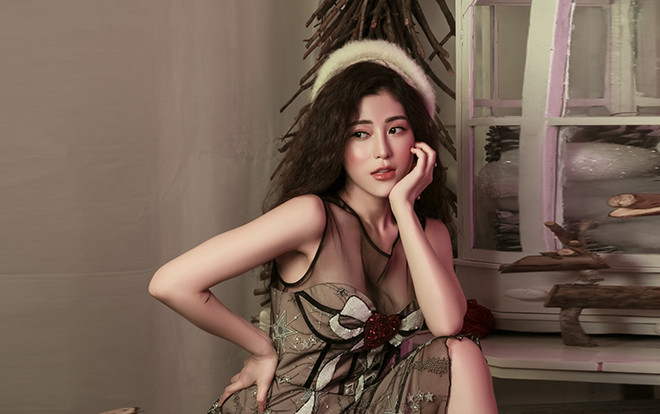 Quán quân The Voice 2018 - Ngọc Ánh gợi cảm 'chết người' trong lớp váy áo mỏng manh Ảnh 2