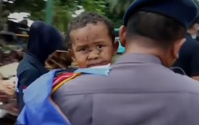 Bé trai 5 tuổi sống sót thần kỳ sau 12 tiếng mắc kẹt do sóng thần ở Indonesia Ảnh 2