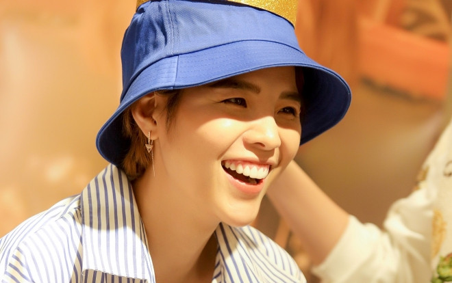 Vũ Cát Tường chỉ cần chuyên tâm ký tặng 'Stardom', mua bánh tráng trộn tẩm bổ đã có FM lo! Ảnh 2