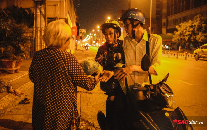 Những ‘ông già tuyết’ sinh viên mang Giáng sinh ấm áp đến người vô gia cư Sài Gòn Ảnh 2