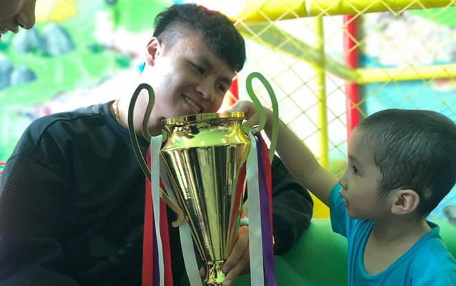 Sau khi nhận Quả bóng vàng, Quang Hải cùng đồng đội giữ đúng lời hứa tặng Cup vàng cho bé 4 tuổi ung thư não Ảnh 2