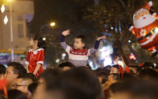 Khoảnh khắc an lành nhất đêm Giáng Sinh: Hàng loạt thiên thần nhí được công kênh trên vai cha mẹ háo hức đón Noel Ảnh 2