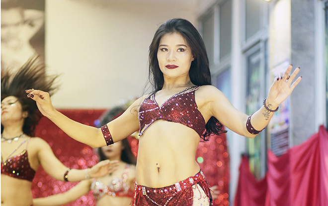 Ngắm vũ công bellydance khoe thân hình nóng bỏng trong đêm Giáng sinh Ảnh 2