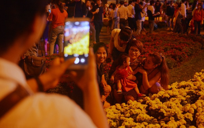 Bức xúc du khách vô ý giẫm nát vườn hoa nhà thờ Đức Bà để chụp ảnh Giáng sinh mặc bảo vệ hết lời nhắc nhở Ảnh 2