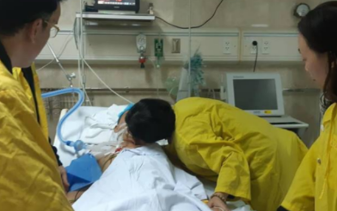 Nụ hôn vĩnh biệt của người vợ dành cho chồng chết não quyết hiến tặng sự sống cho 5 người khác gây xúc động mạnh Ảnh 2