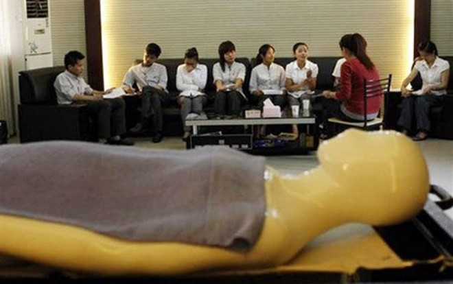 Những lớp học kỳ lạ có 1-0-2 trên thế giới: dạy cách lấy chồng giàu, hướng dẫn chăm sóc thi thể Ảnh 2
