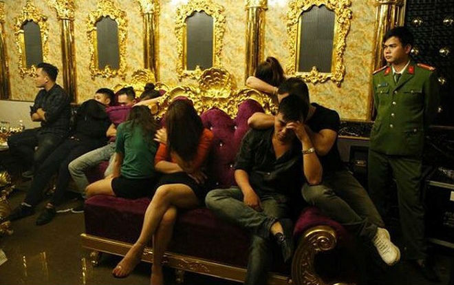 Vụ cô giáo tham gia 'tiệc ma túy' tập thể: Cô giáo đưa 10 viên ma túy tổng hợp vào phòng karaoke Ảnh 2