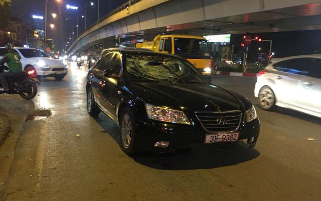 Ô tô mất lái đâm liên tiếp nhiều xe cộ trên đường Trần Duy Hưng, 2 bà bầu nhập viện Ảnh 2