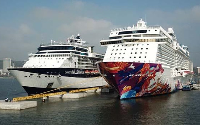 Cận cảnh hai du thuyền 5 sao chở gần 8.000 du khách quốc tế đến Hạ Long Ảnh 2