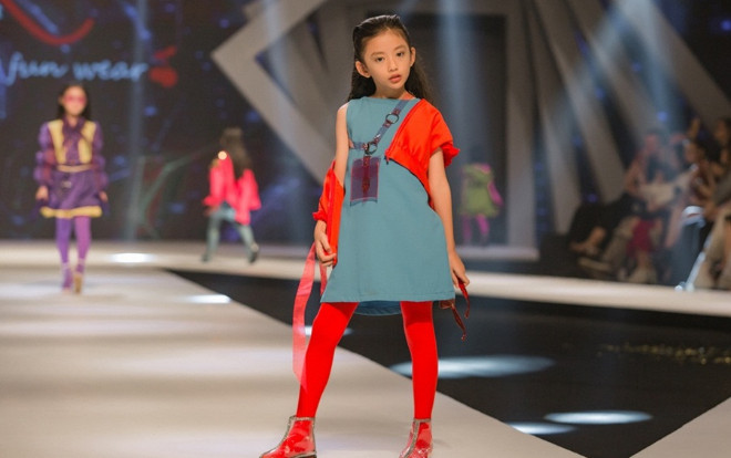 Con gái Ngọc Diễm làm vedette dẫn đầu dàn mẫu nhí tại show diễn thời trang Ảnh 2