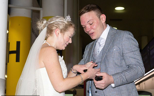 Cặp đôi cưới nhanh như chớp chỉ sau 2 lần nhắn tin, còn chưa gặp mặt Ảnh 2