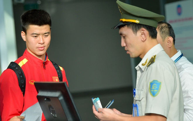 Công Phượng, Quang Hải lặng lẽ ở sân bay, Hà Đức Chinh, Văn Lâm tươi cười chụp hình cùng fan trước khi sang Qatar Ảnh 2