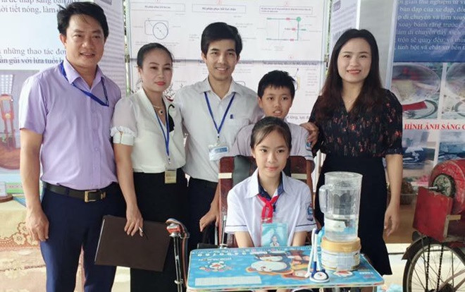 Học trò vùng cao sáng chế xe lăn đặc biệt giúp phục hồi chức năng cho người bệnh Ảnh 2