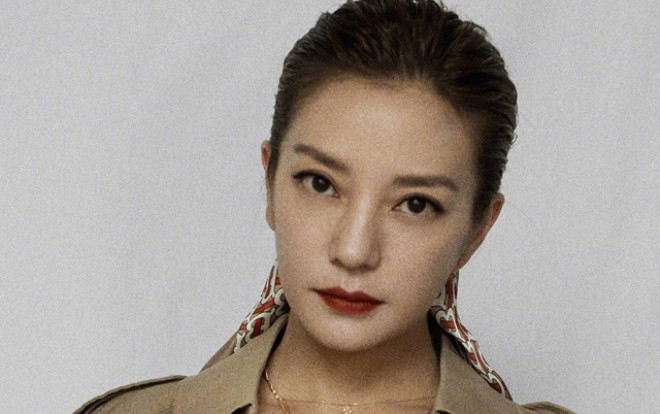 Triệu Vy chính thức trở thành gương mặt đại diện cho nhà mốt đình đám Burberry Ảnh 2