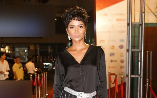 Thần thái ngời ngời cũng không thể cứu H'hen Niê khỏi top sao mặc xấu 2018 vì bộ cánh này Ảnh 2