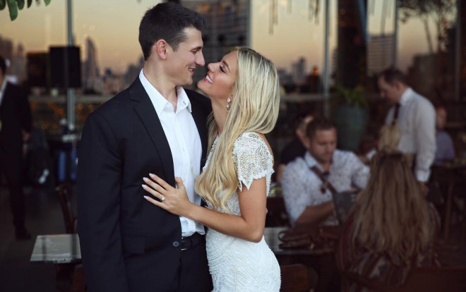 Sau Miss Universe 2018, Hoa hậu Mỹ lại sắp 'lên xe hoa' cùng vị hôn phu 'cực phẩm' Ảnh 2