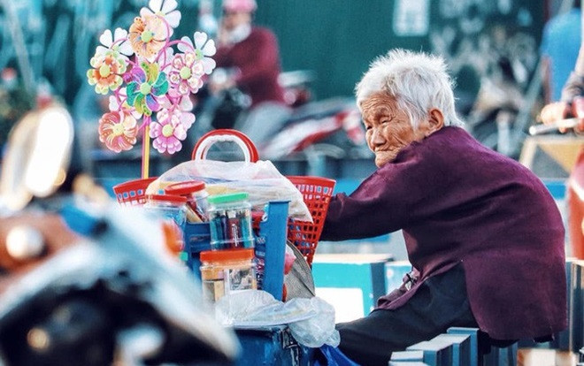 Ngày cuối năm, nhói lòng nhìn cụ bà gần đất xa trời gục mặt vào gánh hàng rong giữa ngã tư Hà Nội Ảnh 2