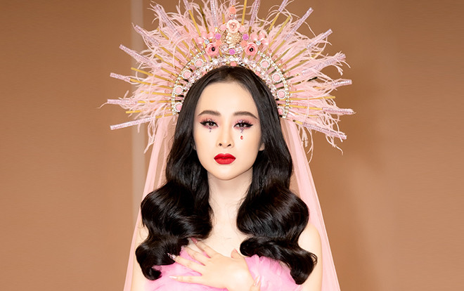 Angela Phương Trinh hóa thánh nữ 'chặt đẹp' cả dàn sao trên thảm đỏ thời trang Ảnh 2