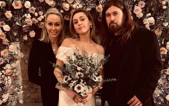 Ngắm nghía chiếc váy cưới chất liệu satin rất đỗi giản dị và thướt tha của Miley Cyrus Ảnh 2