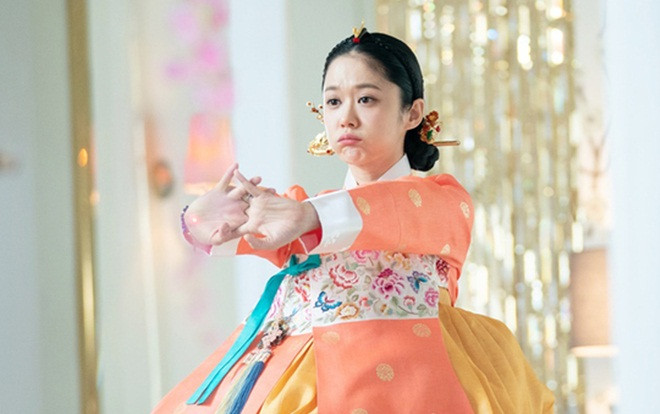 'Ma cà rồng' Jang Nara đáng yêu như gái 18 tại hậu trường 'Hoàng hậu cuối cùng' Ảnh 2