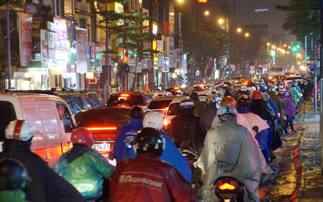 Tắc đường toàn tập trong ngày làm việc cuối cùng của năm, mọi người tranh thủ 'rời đô' nghỉ Tết Dương lịch Ảnh 2