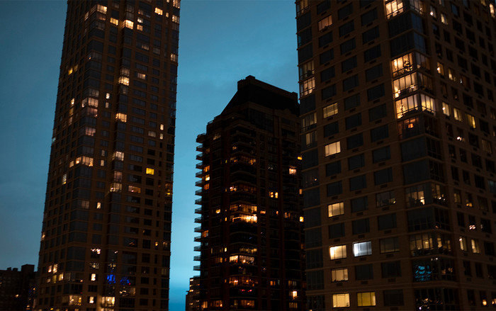 Bầu trời New York chuyển xanh do nổ máy biến áp, dân mạng thì lại nghĩ người ngoài hành tinh xâm lược Ảnh 2