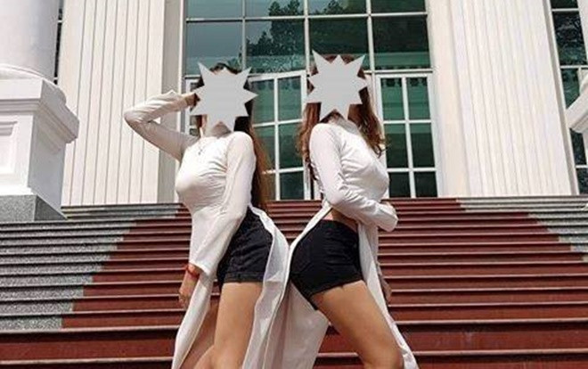 Mix áo dài với quần ngắn, ưỡn ẹo đủ kiểu khi chụp ảnh kỉ yếu, 2 nữ sinh bị cộng đồng mạng ném đá tơi tả Ảnh 2