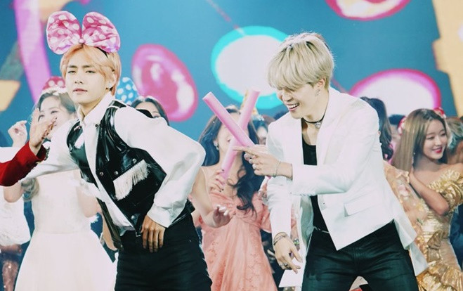 Mọi fanwar dừng lại mà xem BTS - EXO - TWICE cùng nhau lầy lội tại KBS Gayo Daechukje 2018 đây này! Ảnh 2